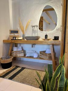 卡利诺岛Spongia Apartments Kalymnos的一间带水槽和镜子的浴室