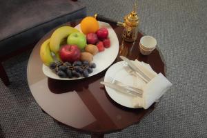 安曼Amman Inn Boutique Hotel的一张桌子上放着一盘水果