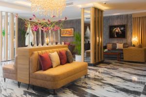 安曼Amman Inn Boutique Hotel的客厅配有带枕头的沙发