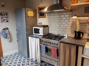 伊普尔Ypres Ramparts House的厨房配有炉灶和微波炉。