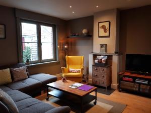 伊普尔Ypres Ramparts House的客厅配有沙发和桌子