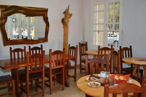 萨尔塔La Salamanca的餐厅设有木桌、椅子和镜子