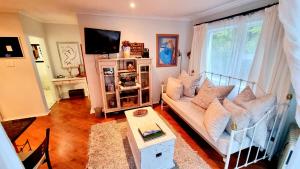 克尼斯纳Crescent cottage的带沙发和电视的客厅