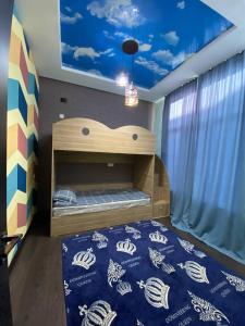 乔克-塔尔Коттедж Чок-Тал Цо Париж 2的一间卧室配有一张双层床和蓝色的天花板