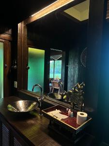 湄林班顿洛度假村 的一间带水槽和大镜子的浴室