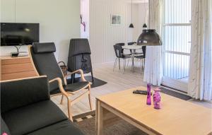 维斯特索马肯3 Bedroom Stunning Home In Aakirkeby的客厅配有沙发和桌子