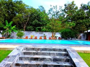 锡吉里亚NATURALIZA的庭院中带石阶的游泳池