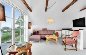 布罗艾厄Awesome Home In Broager With House Sea View的客厅配有沙发和桌子