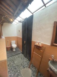 珀尼达岛Kepaon Gari Inn的一间带卫生间和水槽的浴室