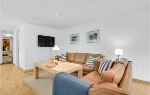 吉斯特拉普Stunning Home In Gistrup With Wifi的客厅配有沙发和桌子