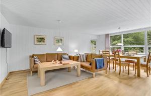 吉斯特拉普Stunning Home In Gistrup With Wifi的客厅配有沙发和桌椅