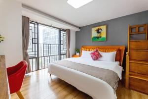 广州广州和舍艺术酒店公寓的一间卧室设有一张大床和一个大窗户