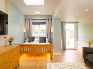 圣彼得港Ellingham Self-Catering Cottages的客厅设有床和窗户