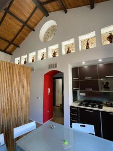 卡利亚里勒托里酒店的厨房配有白色桌子和红色门