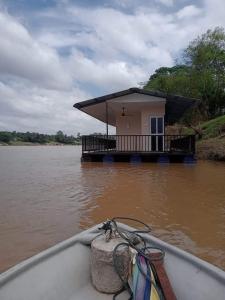 淡马鲁Chalet Terapung Laman Tok Ayah Temerloh的河边的小房子