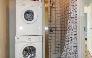 维斯特索马肯Gorgeous Home In Aakirkeby With Wifi的带淋浴的浴室内的洗衣机和烘干机