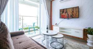 下龙湾Homestay Ha Long Luxury 3 bedroom (ocean view)的客厅配有沙发和桌子