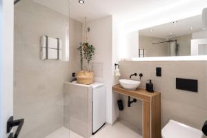 奥格斯堡NEW - Apartment - Augsburg - Universitätsklinikum的白色的浴室设有水槽和镜子