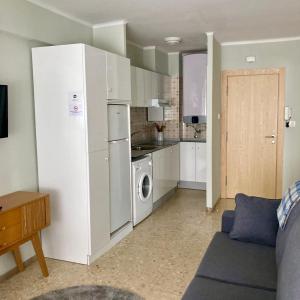 美洲海滩Apartamentos Angelito的厨房配有冰箱、洗衣机和烘干机