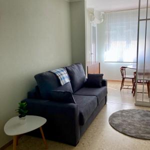 美洲海滩Apartamentos Angelito的客厅配有蓝色的沙发和桌子