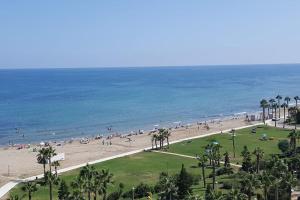 博尔瑟拉尔Primera línea de playa, pies en la arena的一片拥有众多人的海滩和海洋