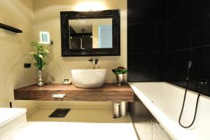 杜塞尔多夫第47舞台酒店的一间带水槽、浴缸和镜子的浴室