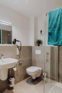 默尔斯多夫Pascals Ruhestube的浴室配有卫生间、盥洗盆和淋浴。