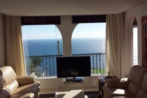 格拉纳达Blue Horizon Apartment的享有大海美景的客厅