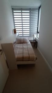 圣地亚哥Plaza Egaña sky的一间卧室配有一张床,房间设有窗户