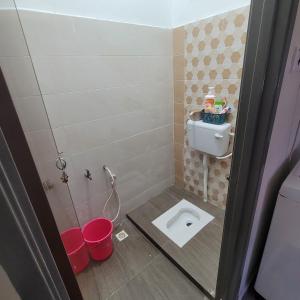 哥打巴鲁Homestay Cikgu Fatiah的一个小浴室,内配厕所和水桶