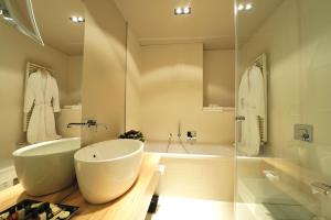杜塞尔多夫第47舞台酒店的浴室配有大型白色浴缸和水槽