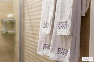 卡赞勒克Rose Valley Aroma Apartment的淋浴旁墙上挂着一条白色毛巾