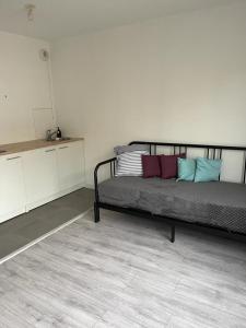 维勒帕里西Appartement idéalement placé的一间卧室配有带色彩缤纷枕头的床。