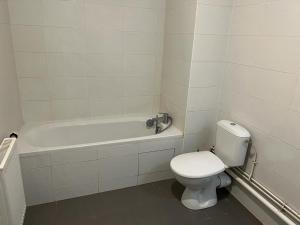 维勒帕里西Appartement idéalement placé的白色的浴室设有卫生间和浴缸。