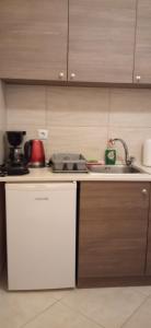 卡兰巴卡Teo's House 2的一个带水槽和洗碗机的厨房