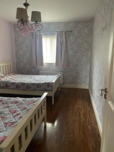 米尔敦马尔贝Private House, Wild Atlantic Way, Spanish Point Road, Miltown Malbay的一间卧室设有两张床和窗户。