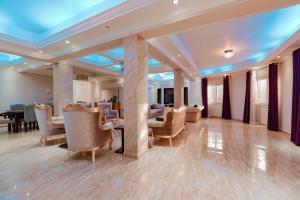 赫尔格达Luxury private villa with pool的一个带椅子和桌子的大型大堂