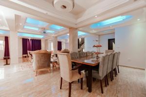 赫尔格达Luxury private villa with pool的一间带桌椅的用餐室