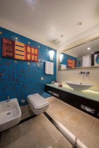 科威特科威特阿尔萨拉亚市假日酒店的一间带水槽、卫生间和镜子的浴室