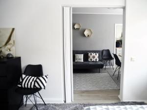 赫尔辛基Scandinavian Home 17 city Center Työmiehenkatu 2B的客厅配有镜子和黑色沙发