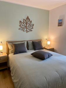 阿巴迪亚圣萨尔瓦托雷La Foglia的一间卧室配有一张大床和两盏灯