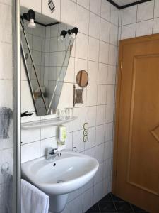 皮斯波尔特Weingut Lehnert-Später的浴室设有白色水槽和镜子