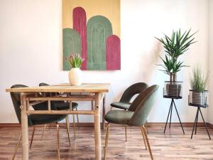 德累斯顿coffeelounge: zentrale Wohnung mit Küche inkl. Kaffee的一间带木桌和椅子的用餐室