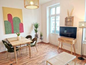 德累斯顿coffeelounge: zentrale Wohnung mit Küche inkl. Kaffee的客厅配有桌子和电视