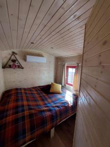 StokrooieMargaux B&B Babbita的小型客房的一张床位,设有木制天花板