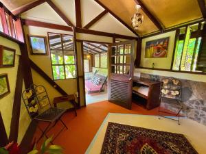 罗索Cocoa Cottage的一间享有客房景致的客厅
