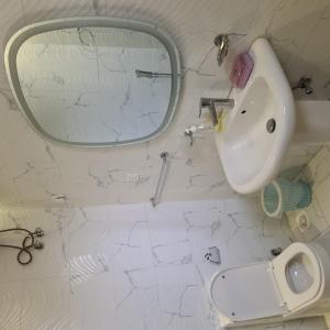 阿哈达فيلا ميسرة الهدا的白色的浴室设有水槽和镜子