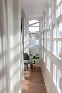 蓬特德乌梅Albatros的走廊上设有椅子和窗户