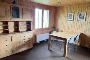 FlumsWohnung in Bergchalet的厨房配有木桌和桌椅