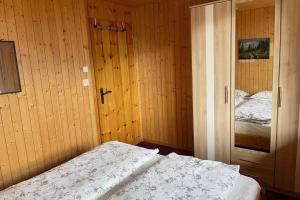 FlumsWohnung in Bergchalet的木制客房内的一间卧室,配有一张床
